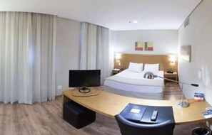 Minibar, in-room safe, desk, blackout drapes - Travel Inn Osasco (Osasco)