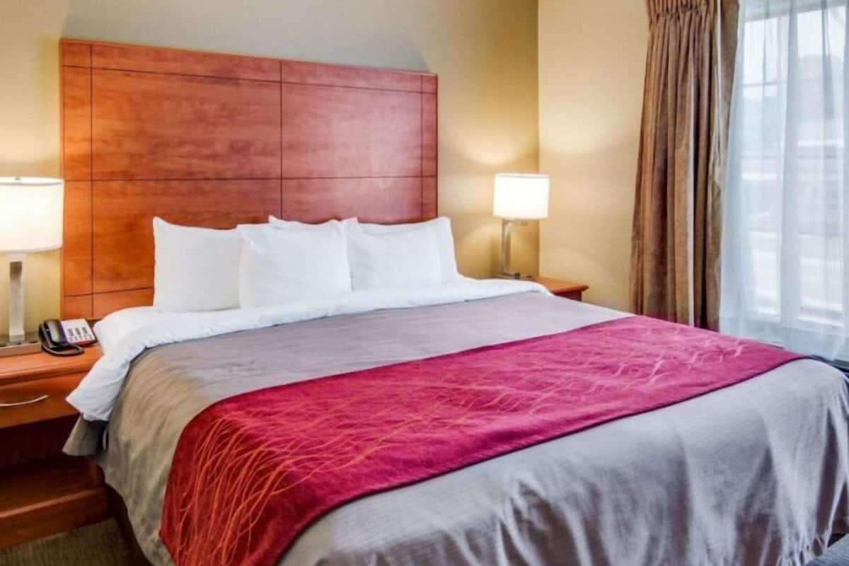 Escritorio, tabla de planchar con plancha, wifi gratis y ropa de cama