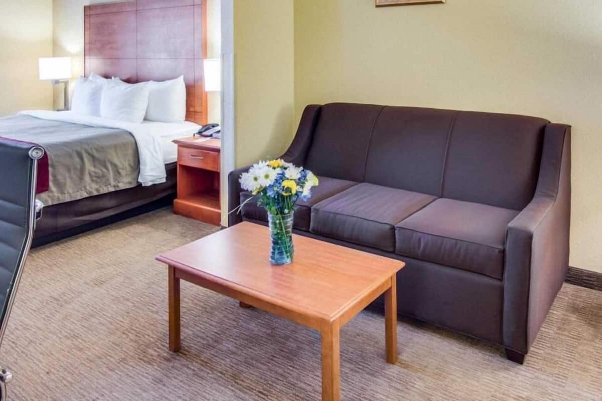 Escritorio, tabla de planchar con plancha, wifi gratis y ropa de cama