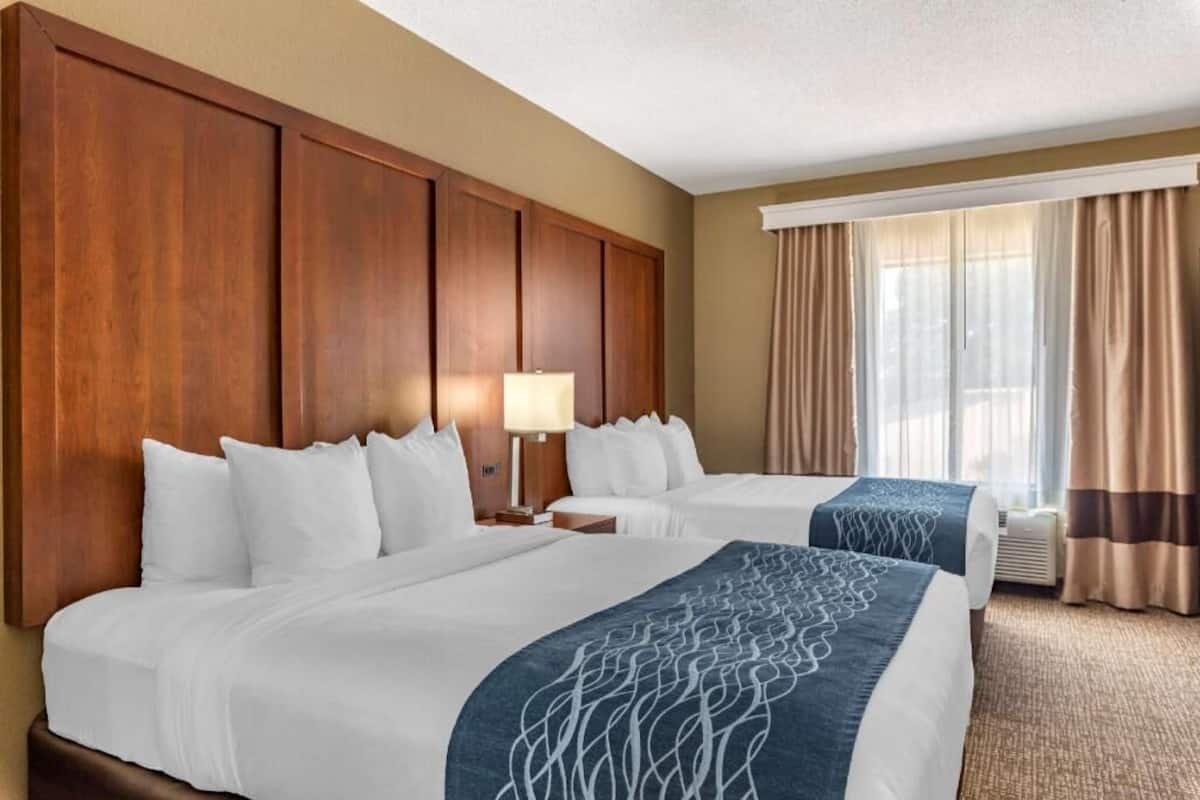 Escritorio, tabla de planchar con plancha, wifi gratis y ropa de cama