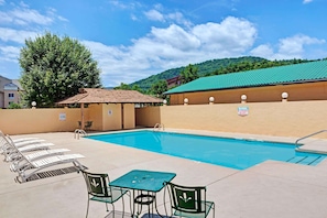 Piscine extérieure en saison