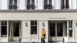 Un edificio con un letrero que dice "LePetitOberkampf".