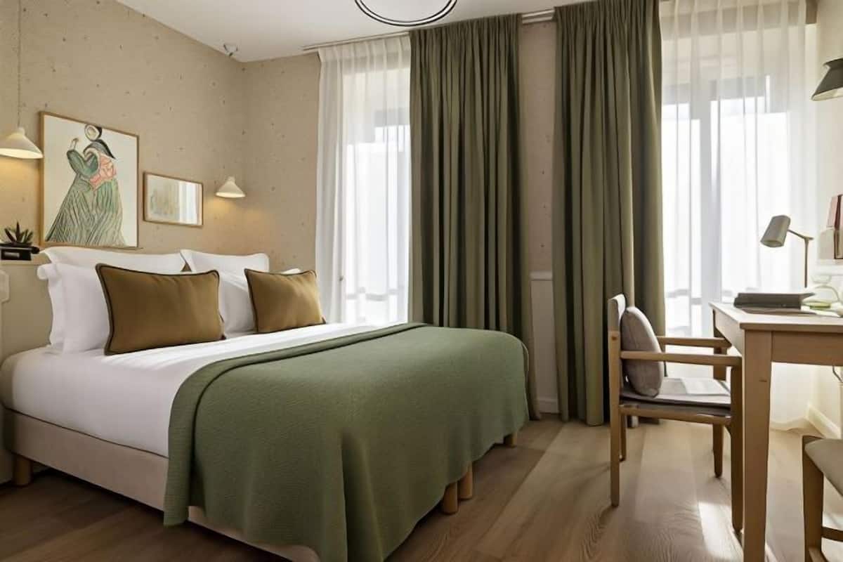 In-room safe, soundproofing, free WiFi, bed sheets