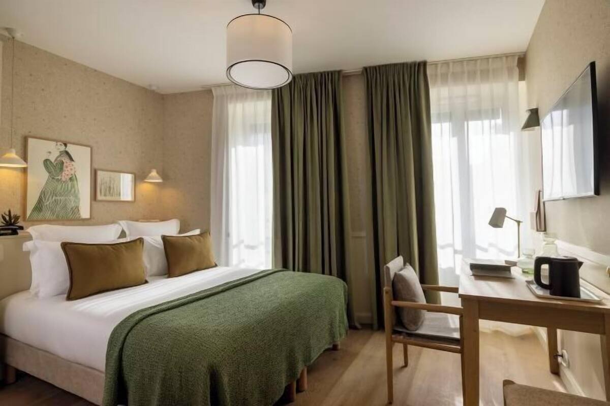 In-room safe, soundproofing, free WiFi, bed sheets