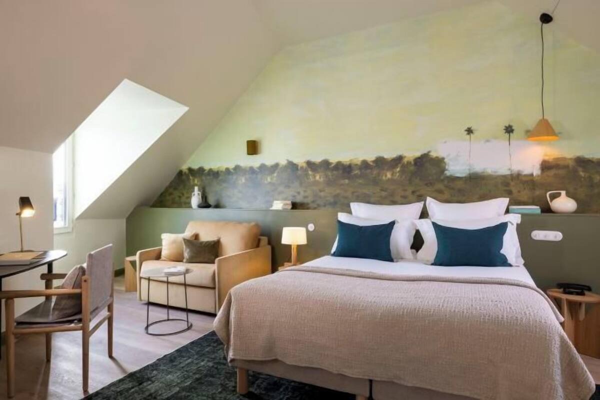 In-room safe, soundproofing, free WiFi, bed sheets
