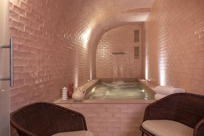 Indoor spa tub