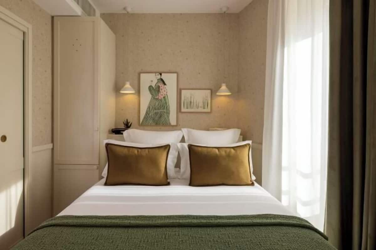 In-room safe, soundproofing, free WiFi, bed sheets