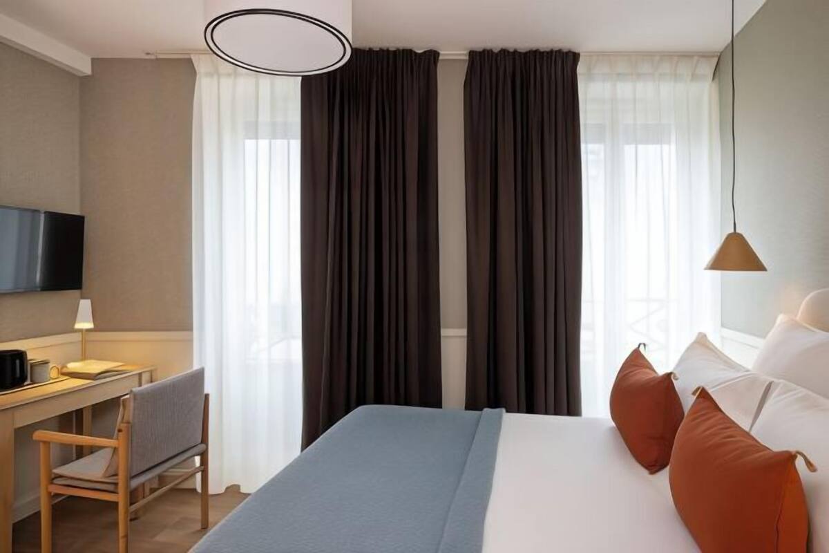 In-room safe, soundproofing, free WiFi, bed sheets