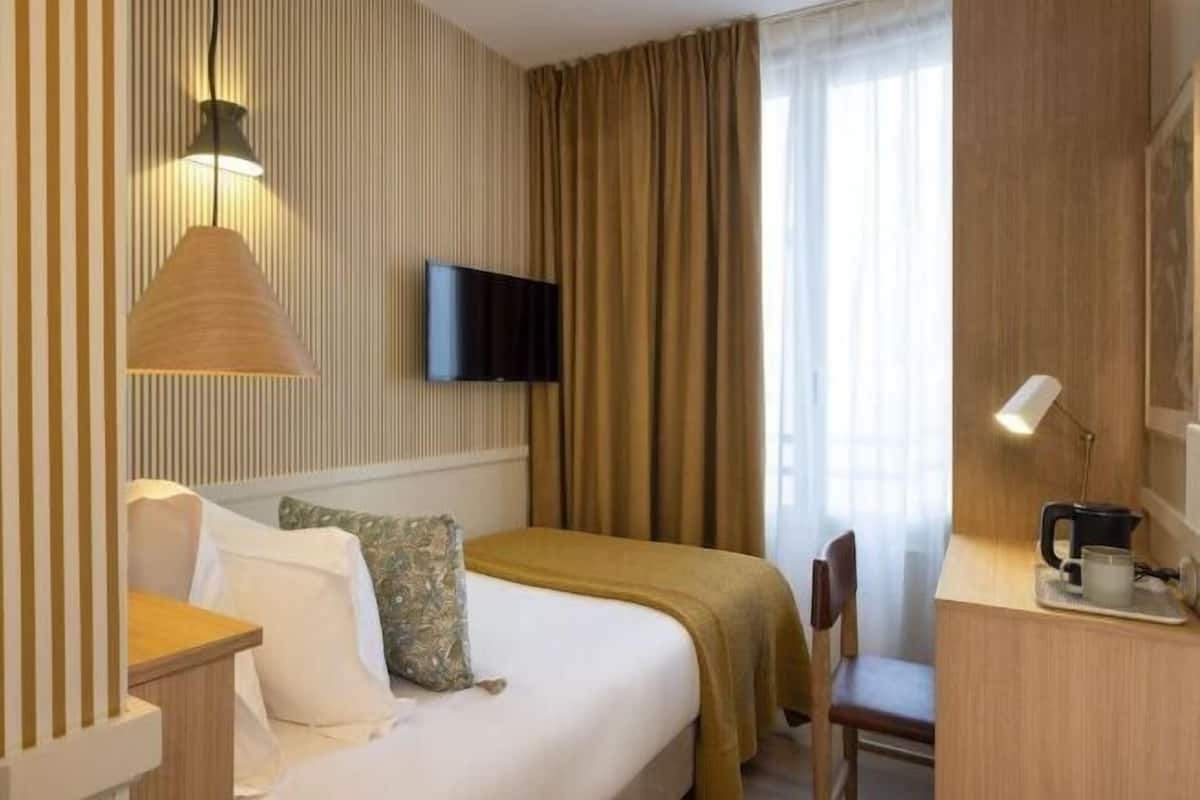 In-room safe, soundproofing, free WiFi, bed sheets
