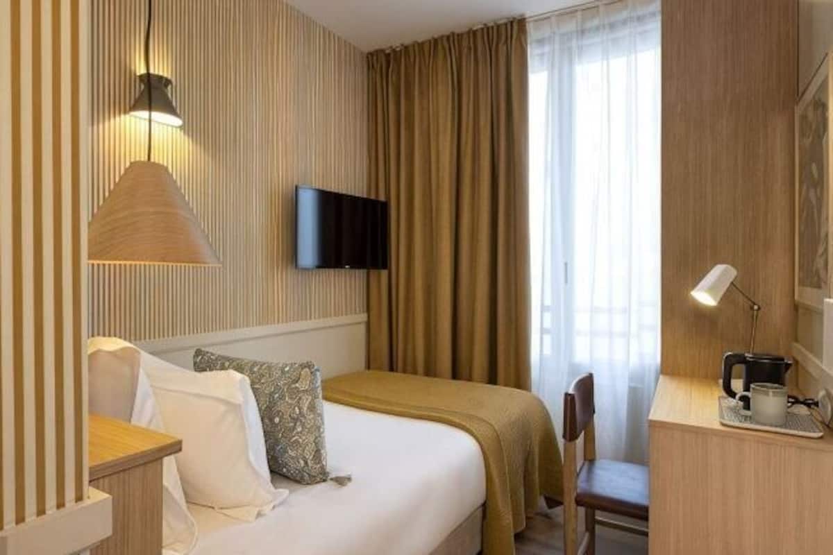 In-room safe, soundproofing, free WiFi, bed sheets