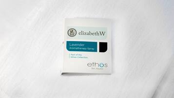 Flacone spray per aromaterapia al lavanda, del marchio Elizabeth W, parte della collezione Ethos.