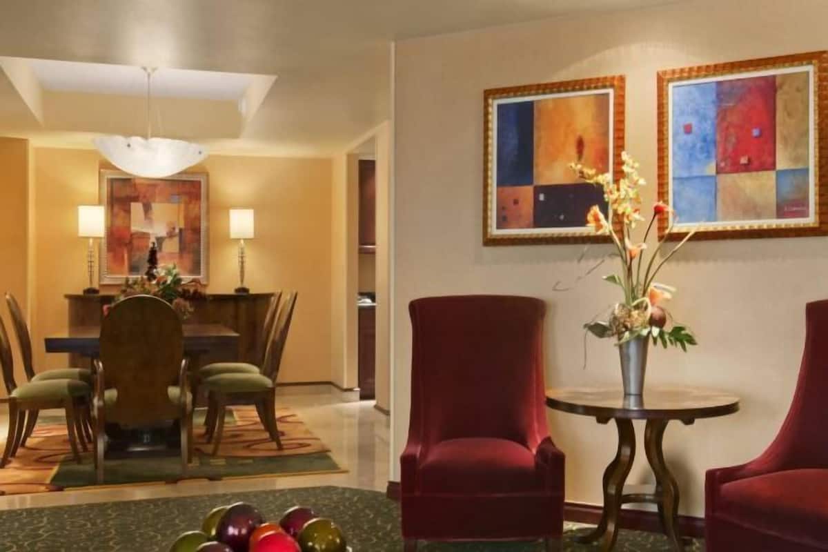 Restauración | Se sirven almuerzos, cenas y cocina local