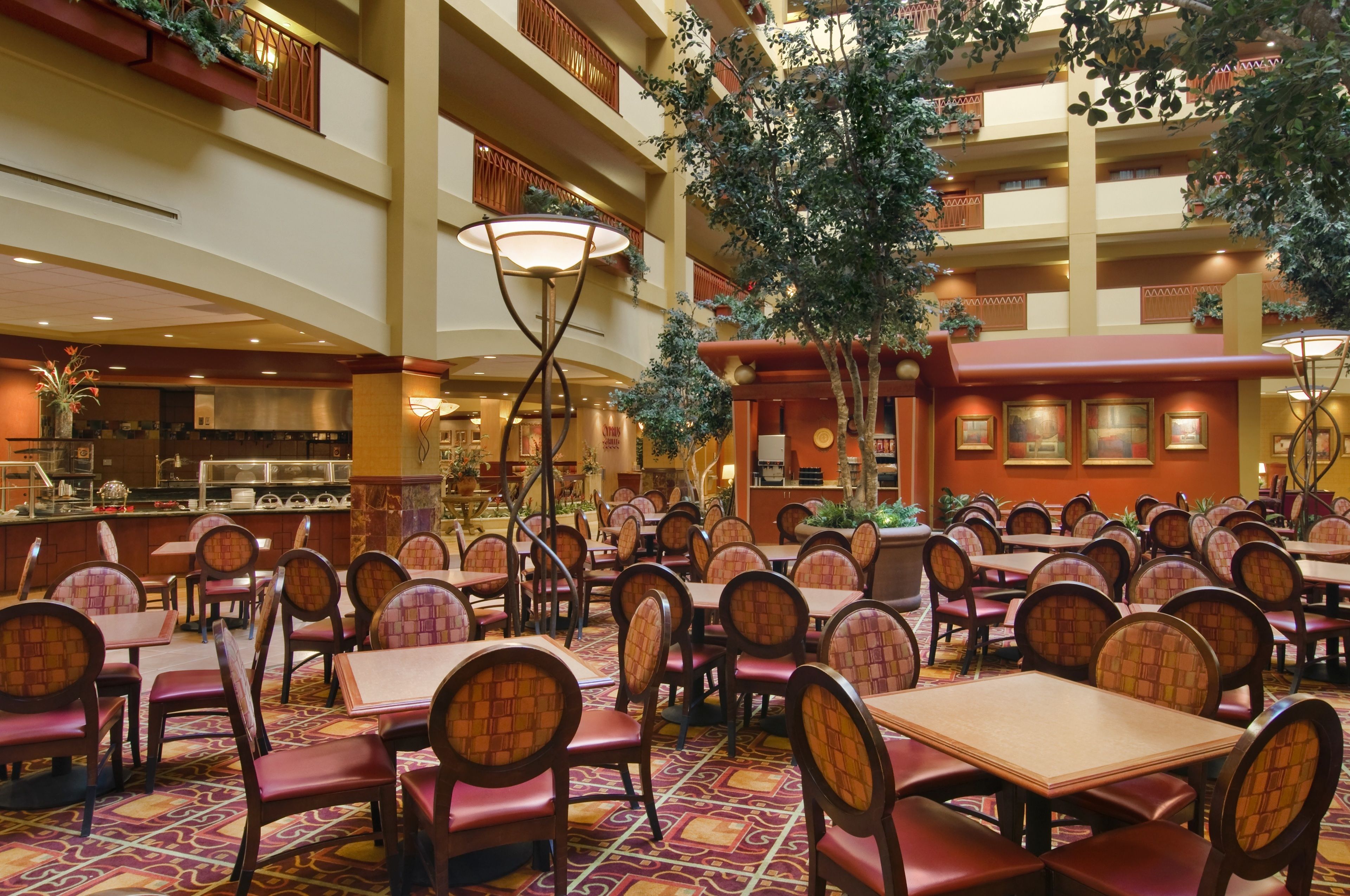 供應午餐及晚餐；本地菜