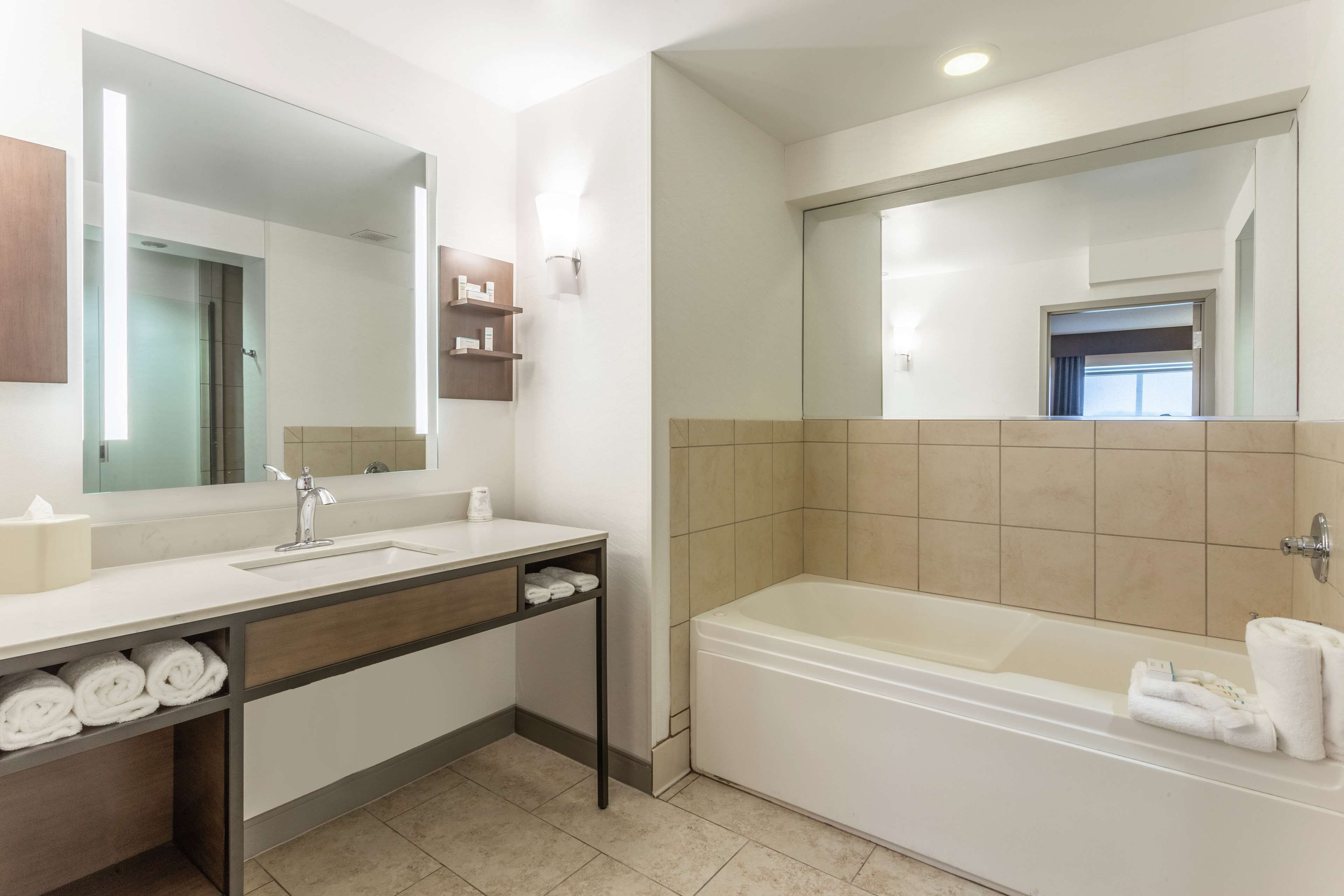 executive suite, 1 bedroom | bathroom | free toiletries, hair dryer, towels