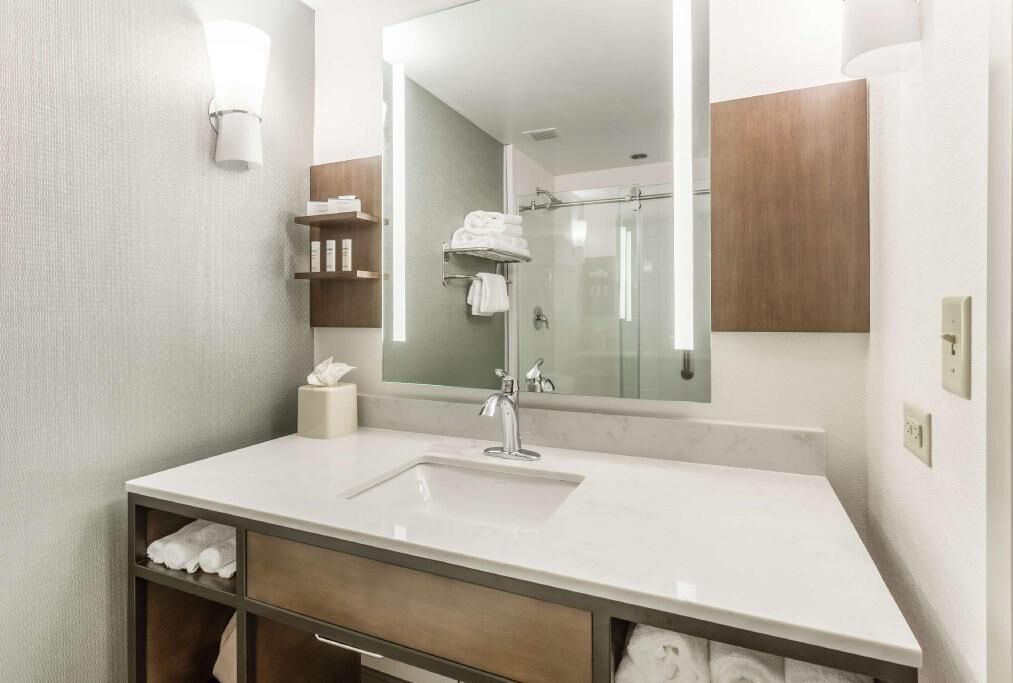 Amenidades de baño gratuitas, secadora de cabello, toallas 