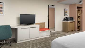 Une chambre d’hôtel comprenant un lit, un bureau avec une télévision, une chaise, une armoire et un miroir.