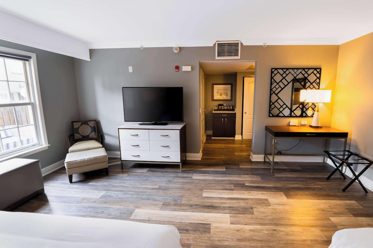 Room, 1 King Bed, Accessible, City View (Mobility, Roll-In Shower) | Egyptian cotton sheets, premium bedding, down comforters, pillowtop beds