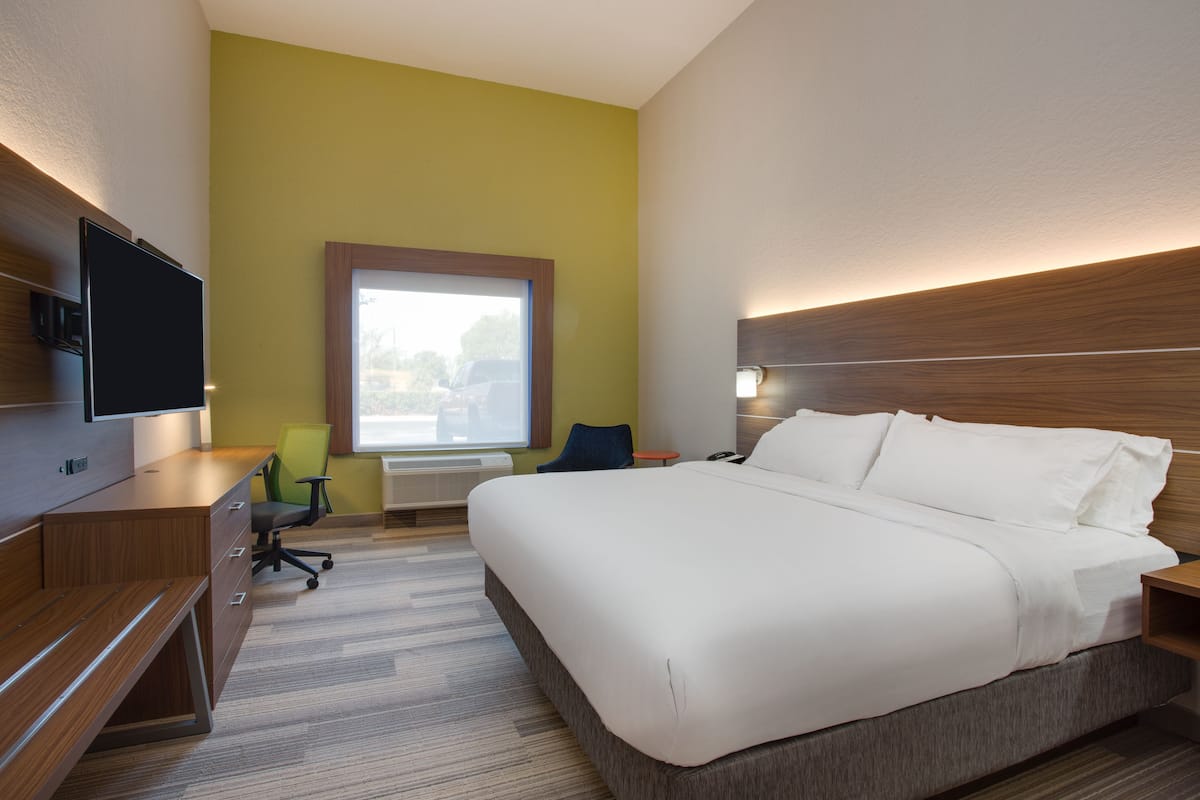 Standard Room, 1 King Bed, Accessible (Hearing, Mobility Tub) | 1 bedroom, in-room safe, desk, iron/ironing board