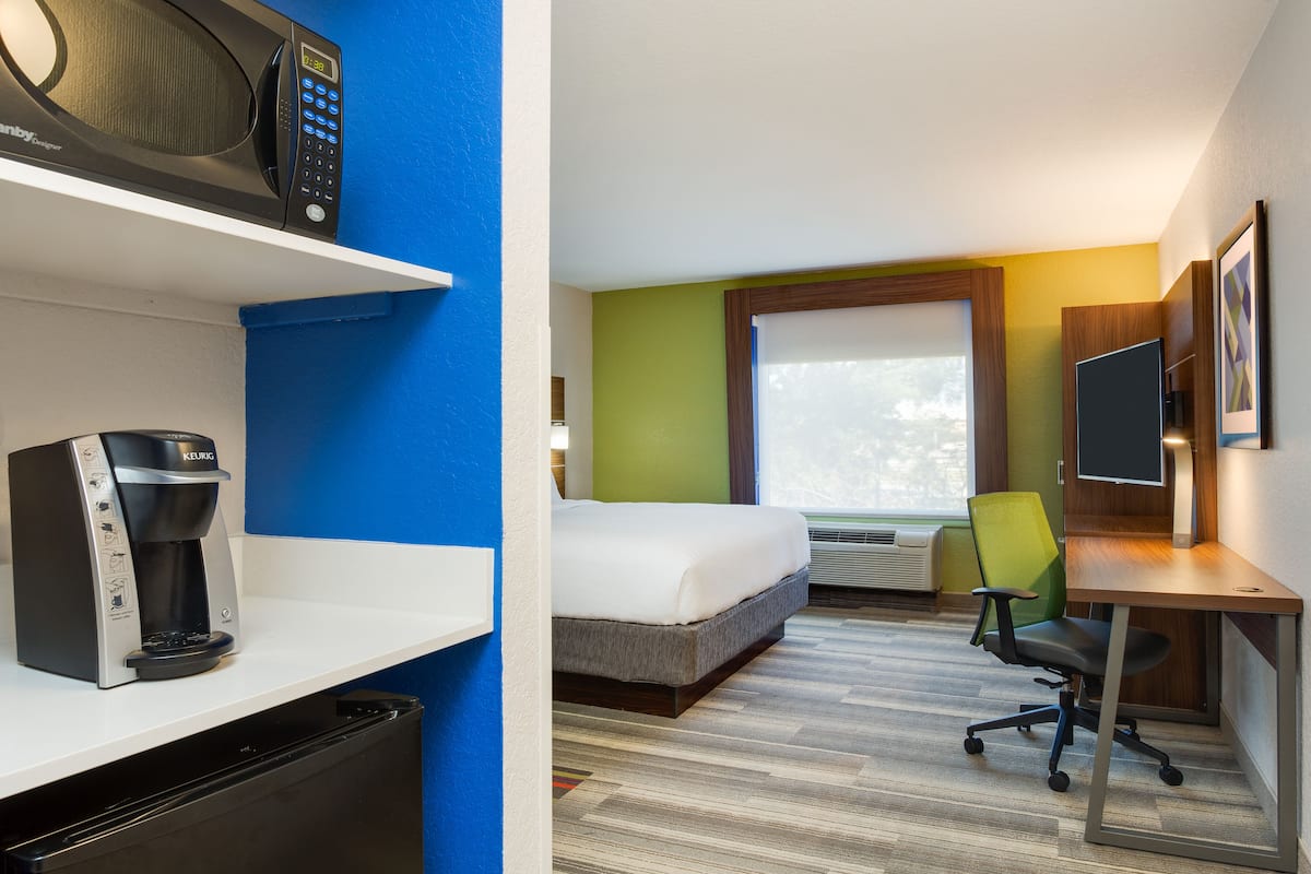 1 bedroom, in-room safe, desk, iron/ironing board