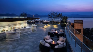Bộ đồ giường cao cấp, minibar, két bảo mật tại phòng, bàn