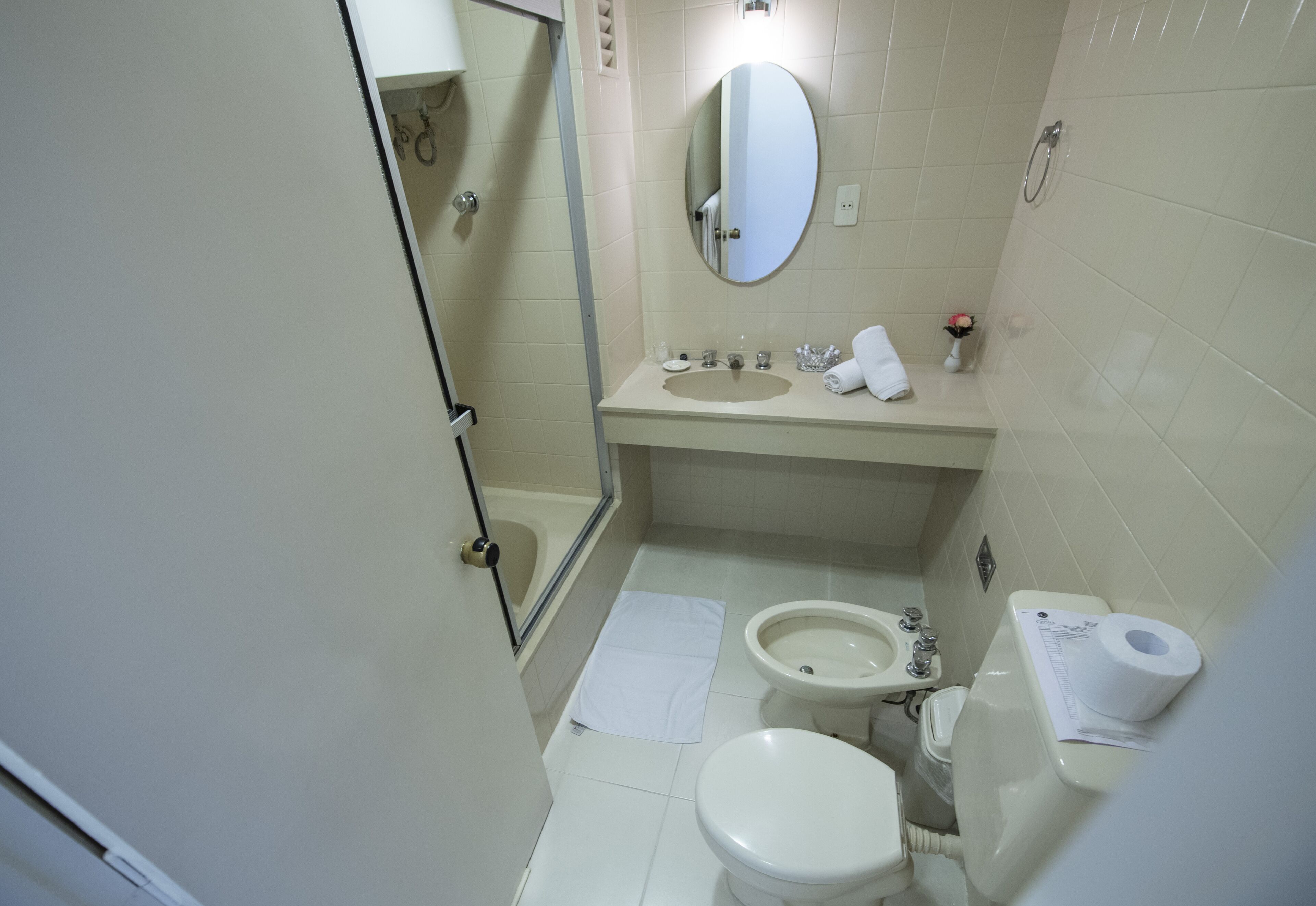 Une salle de bain avec une baignoire, un lavabo, des toilettes et un miroir.