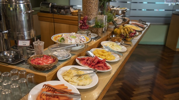 A buffet with various dishes and a coffee station. - Hotel Cecilia (Asunción)
