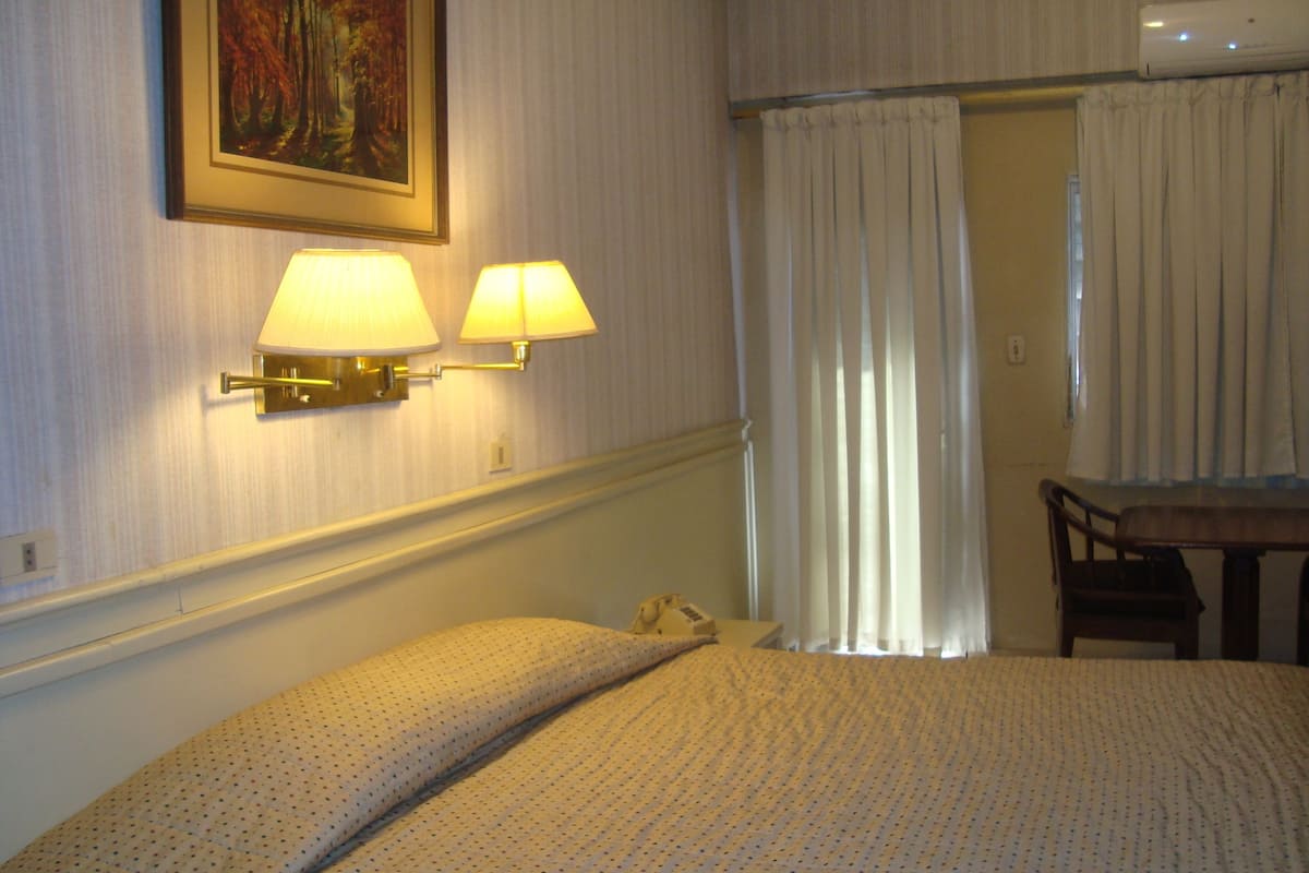 Minibar, coffres-forts dans les chambres, bureau, rideaux occultants