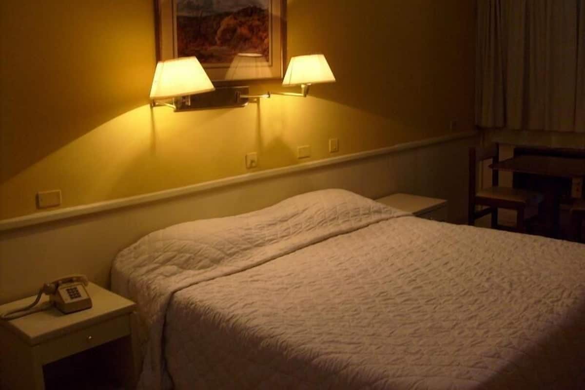 Minibar, coffres-forts dans les chambres, bureau, rideaux occultants