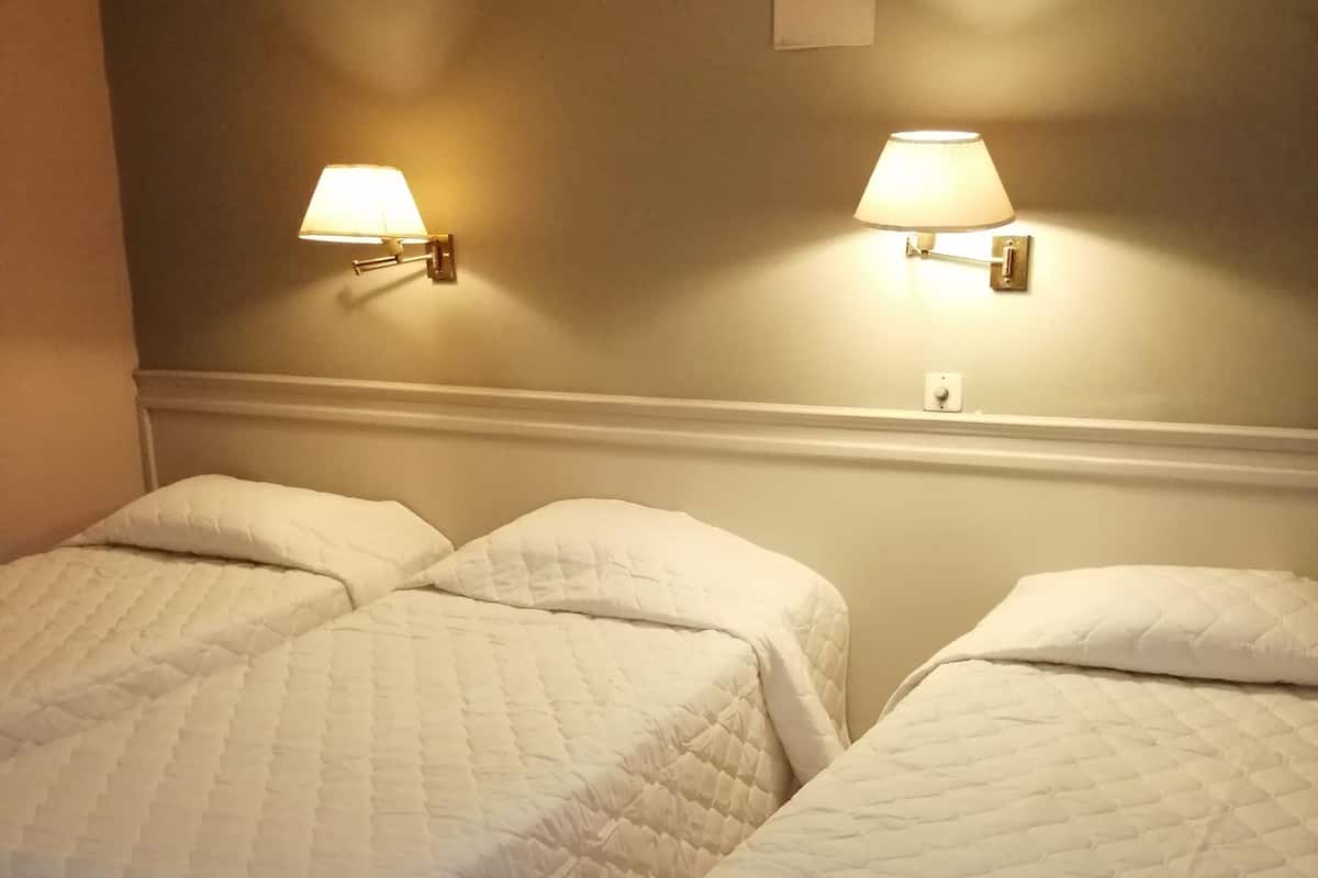Minibar, coffres-forts dans les chambres, bureau, rideaux occultants