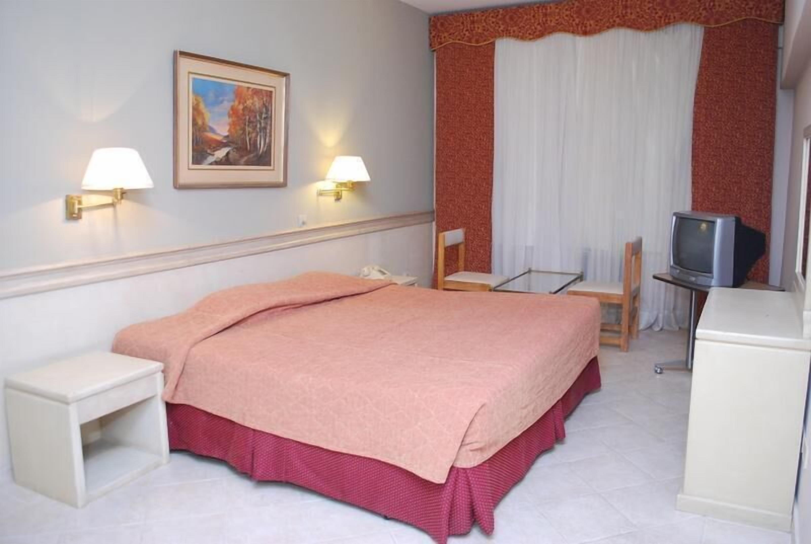 Minibar, in-room safe, individually decorated, individually furnished