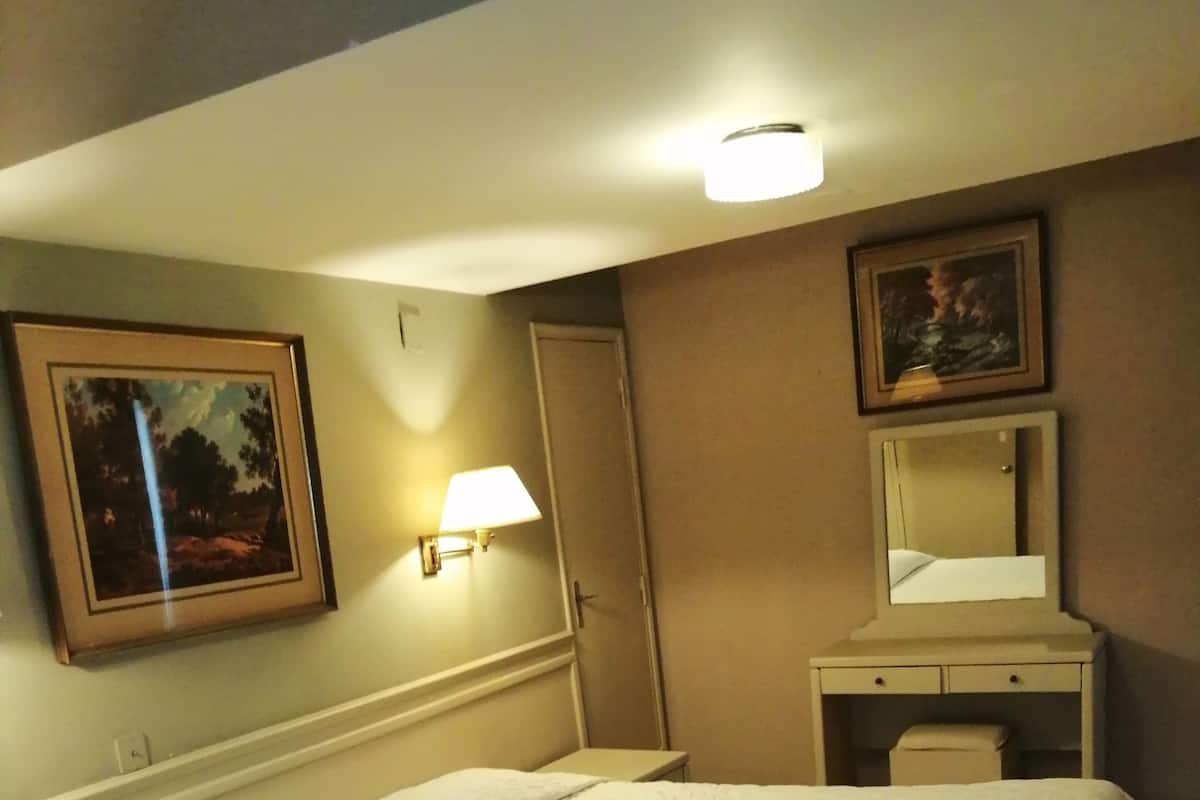 Suite Familiale, 2 chambres | Minibar, coffres-forts dans les chambres, bureau, rideaux occultants