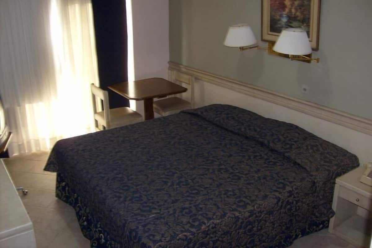 Minibar, coffres-forts dans les chambres, bureau, rideaux occultants