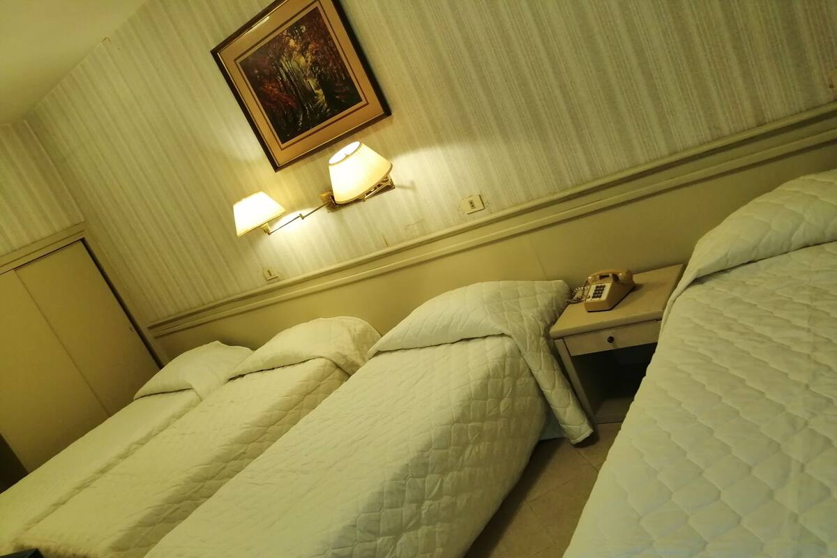 Chambre Quadruple | Minibar, coffres-forts dans les chambres, bureau, rideaux occultants