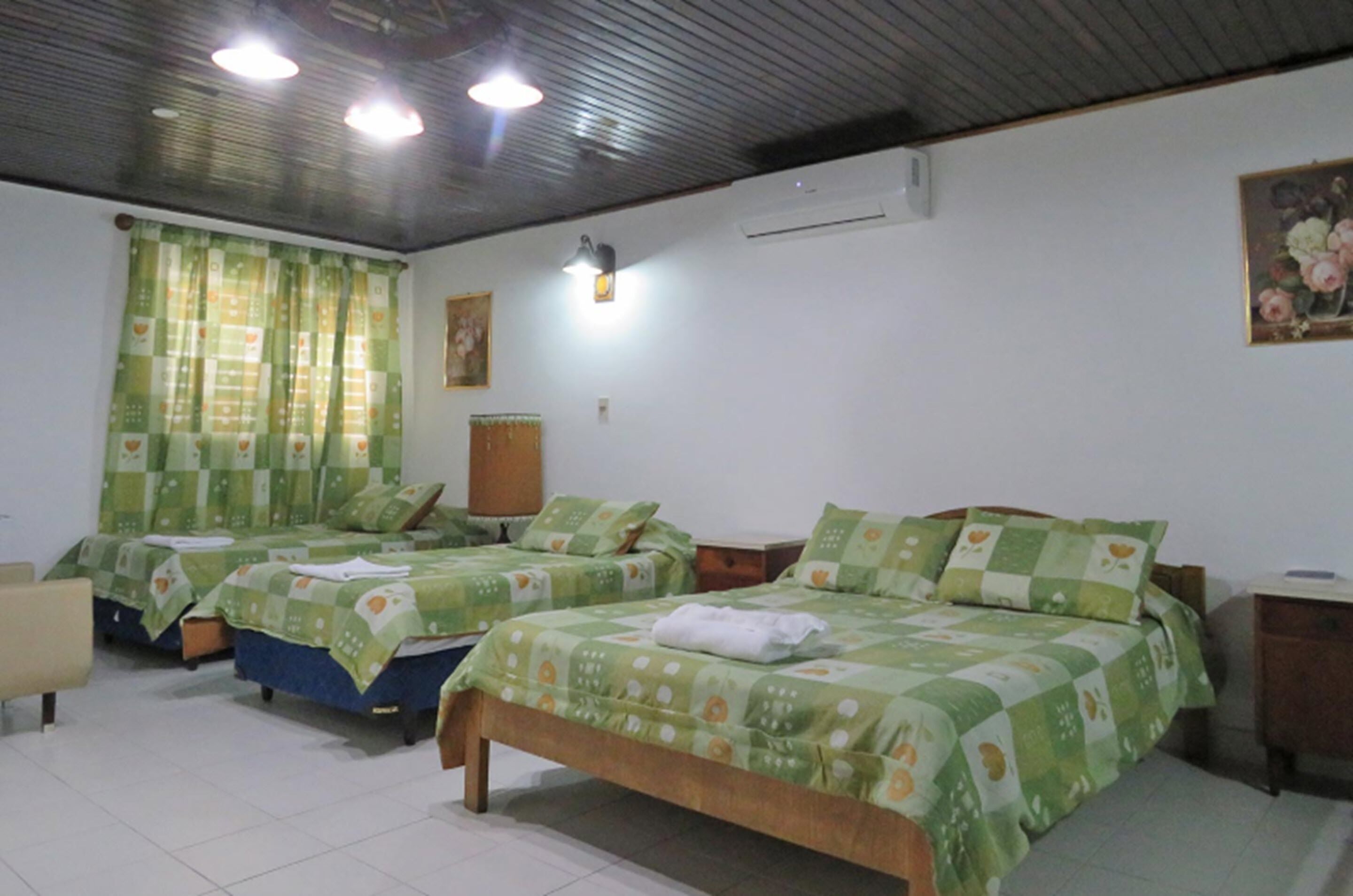 Minibar, caja de seguridad en la habitación, wifi gratis y ropa de cama 