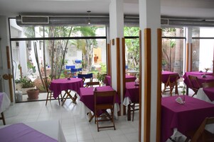 Se sirven desayunos, almuerzos y cenas; cocina internacional