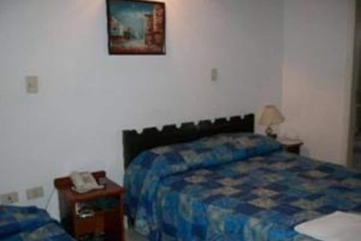 Minibar, in-room safe, WiFi (free), bed sheets