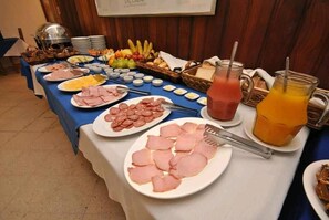 Déjeuner, dîner et souper servis sur place