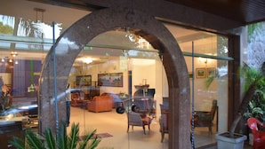 Un magasin de meubles doté de portes en verre, d’un éclairage intérieur et proposant divers modèles de meubles.