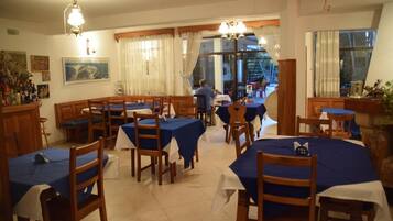 Café da manhã, almoço e jantar; culinária local