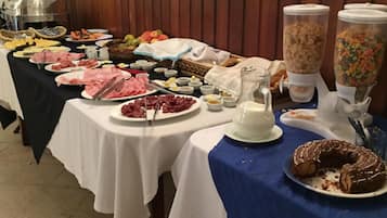 供應早餐、午餐和晚餐,當地料理