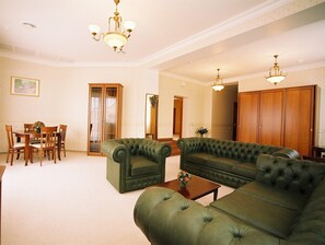 Leilighet, 2 soverom, terrasse | Oppholdsområde | LCD-TV