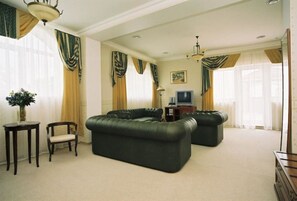 Minibar, safe på rommet, skrivebord og wi-fi (inkludert)