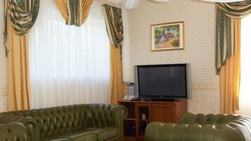 Minibar, in-room safe, desk, free WiFi