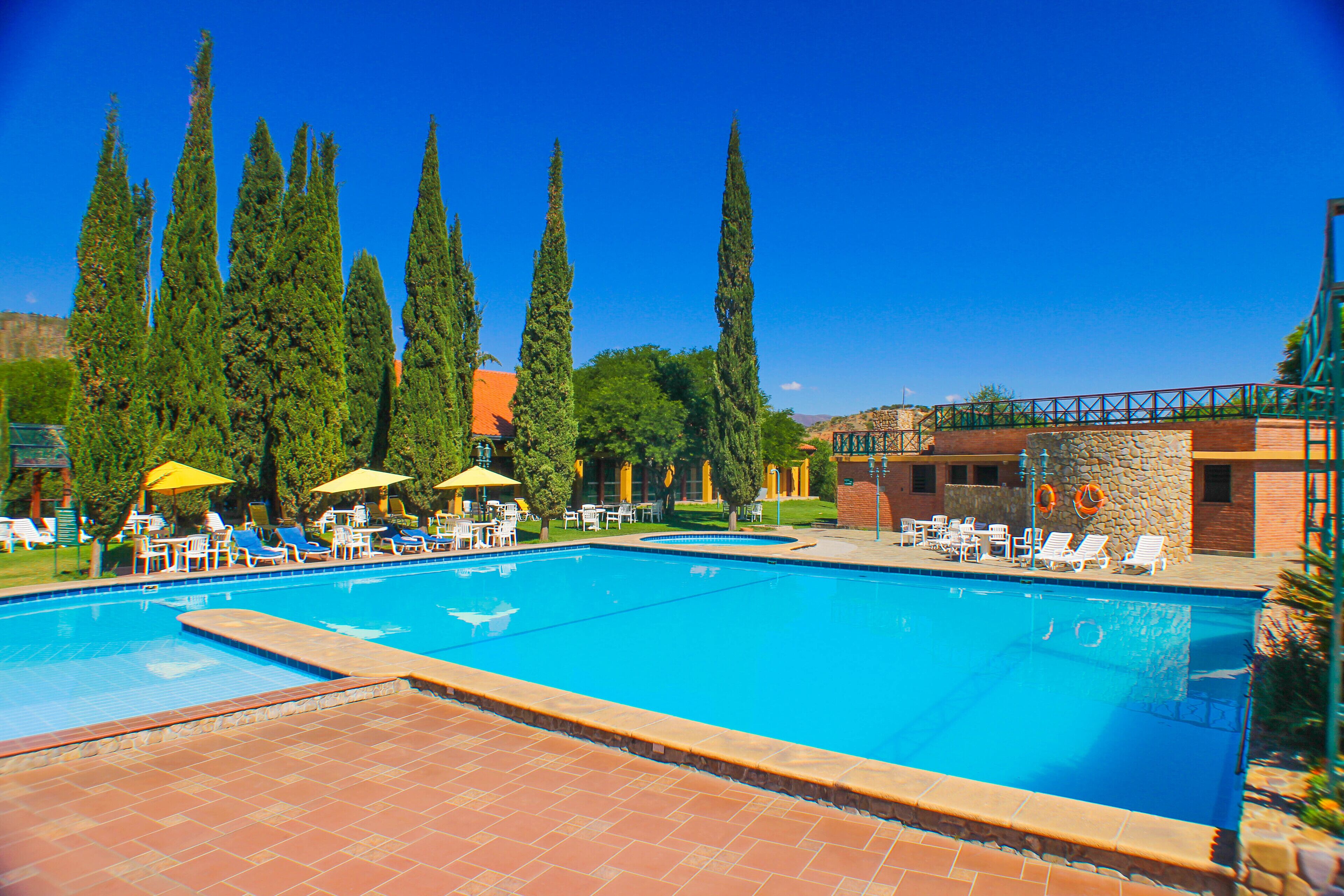 Piscine extérieure, parasols de plage, chaises longues