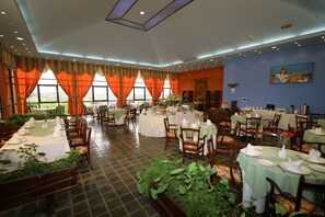 供应早餐、午餐和晚餐，国际美食