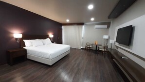 Minibar, in-room safe, desk, laptop workspace - Los Parrales Resort Hotel (Tarija)
