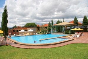 Outdoor pool, pool umbrellas, sun loungers - Los Parrales Resort Hotel (Tarija)