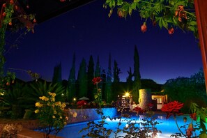 Outdoor pool, pool umbrellas, pool loungers - Los Parrales Resort Hotel (Tarija)