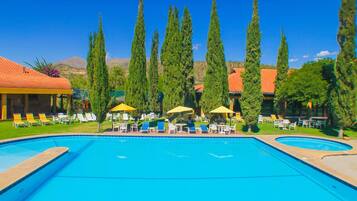 Piscine extérieure, parasols de plage, chaises longues
