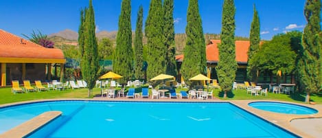 Utomhuspool, parasoller och solstolar
